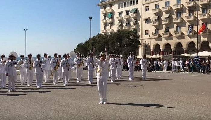 Στις…επάλξεις: Η μπάντα του Πολεμικού Ναυτικού παίζει το Despacito και κλέβει την παράσταση (Βίντεο)